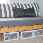 Divano in pallet per bambini con contenitore