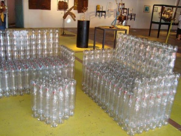 Divani realizzati con bottiglie