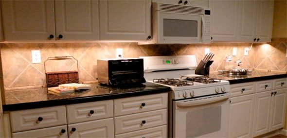 Progetto di cucina bianca con illuminazione