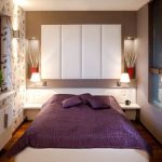 Soluzione di design per una camera da letto stretta: un letto lungo la finestra