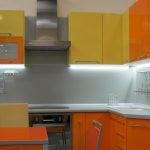 Illuminazione aggiuntiva per una cucina bella e luminosa
