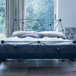 Letto esclusivo vicino alla finestra per la matematica della camera da letto