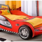 Letto da auto da corsa all'interno