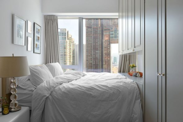 Interno di una piccola camera da letto in stile scandinavo