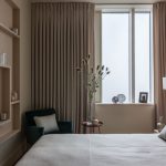 Interno della camera da letto in una piccola stanza
