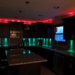 Utilizzo di diversi colori di luce negli interni della cucina