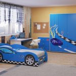 Stanza con mobili blu con macchine