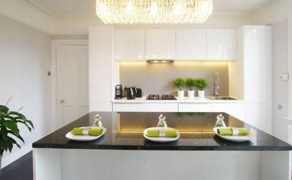 Bella cucina bianca con la giusta illuminazione
