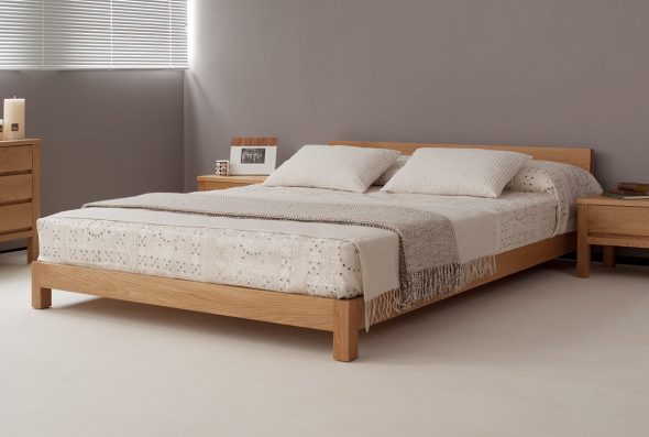 Bella e luminosa camera da letto realizzata in legno massello