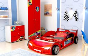 Un'auto bella e luminosa è il sogno di tuo figlio