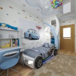 Bellissima cameretta per un bambino con letto a forma di macchina