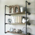 Bellissimo scaffale realizzato con tubi di plastica