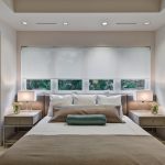 Bella camera da letto moderna con testiera vicino alla finestra