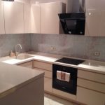 Bella cucina luminosa con illuminazione aggiuntiva