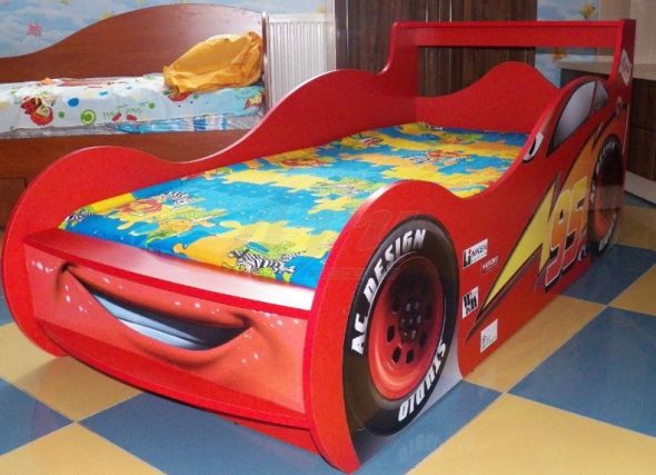 Letto per auto rossa