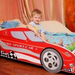 Letto rosso a forma di auto sportiva