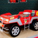 Jeep rossa con luci per la camera da letto del bambino
