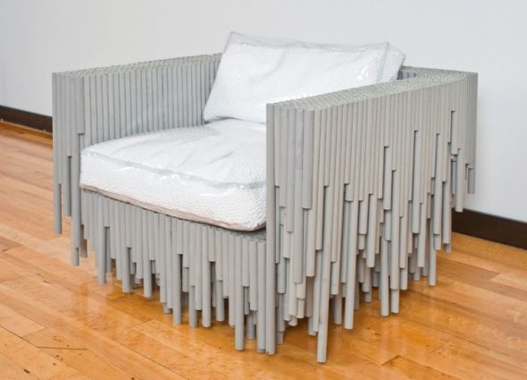 sedia realizzata con materiali insoliti