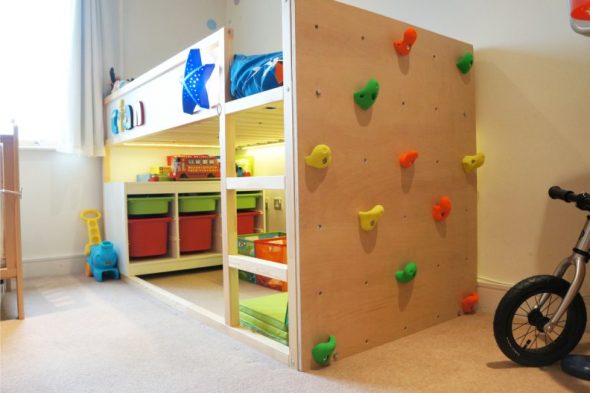 Letto a soppalco con area giochi e parete da arrampicata