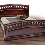 Letto in rovere con lati intagliati