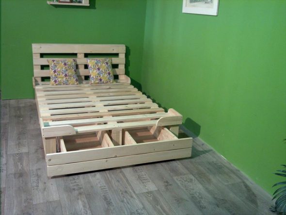 Letto in pallet con cassetti