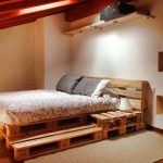 Letto a pallet per soffitta