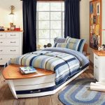 Letto a forma di nave con testiera ad angolo