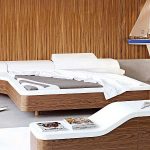 letto dalla forma insolita con finiture in legno