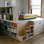 Letto a podio con libreria integrata all'interno