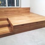 Letto a podio con gradini e cassetti