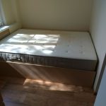 Letto a podio in una piccola nicchia