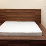 Letto a podio in una nicchia dietro uno schermo