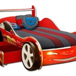 Letto con cassetto per riporre la biancheria a forma di macchina