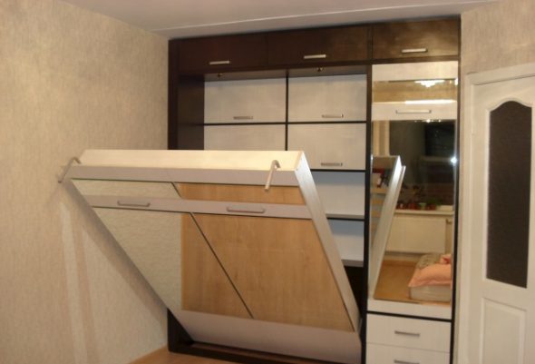 Letto trasformabile con armadio a specchio