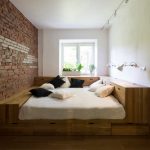 Letto in una piccola stanza con un muro di mattoni