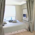 Letto in una nicchia vicino alla finestra