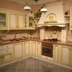 cucina angolare realizzata con pannelli per mobili foto