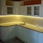 Cucina con illuminazione a LED nella parte inferiore dei pensili