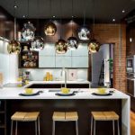 Cucina in stile loft con lampade insolite