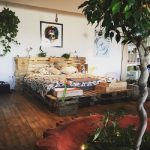 Terrazza estiva con mobili realizzati in pallet