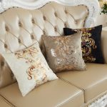 Divano di lusso con decorazione a cuscino con pittura dorata