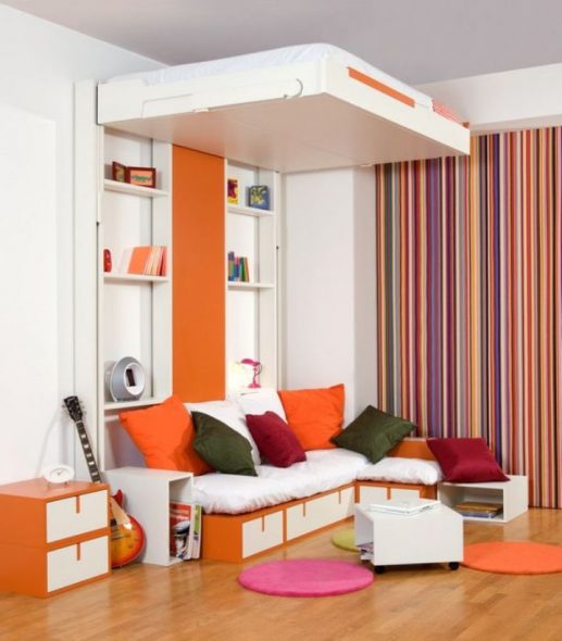 Piccola stanza con un letto sopra