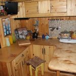 Piccola cucina per casa di campagna in legno