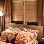 Piccola camera da letto romantica con letto vicino alla finestra