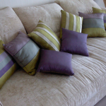 Piccoli cuscini a righe per divano beige