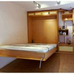 Arredamento per una piccola stanza con letto incorporato in un armadio