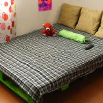 Mobili da materiali di scarto per la camera da letto