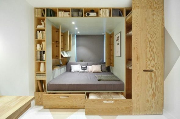 Mobili trasformabili in compensato per una piccola camera da letto