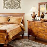 Letto resistente con testiera alta in legno