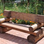 Panca insolita fatta di tronchi